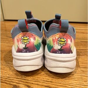 Clove classic style, size 8.5, color flower power. Limited edition.